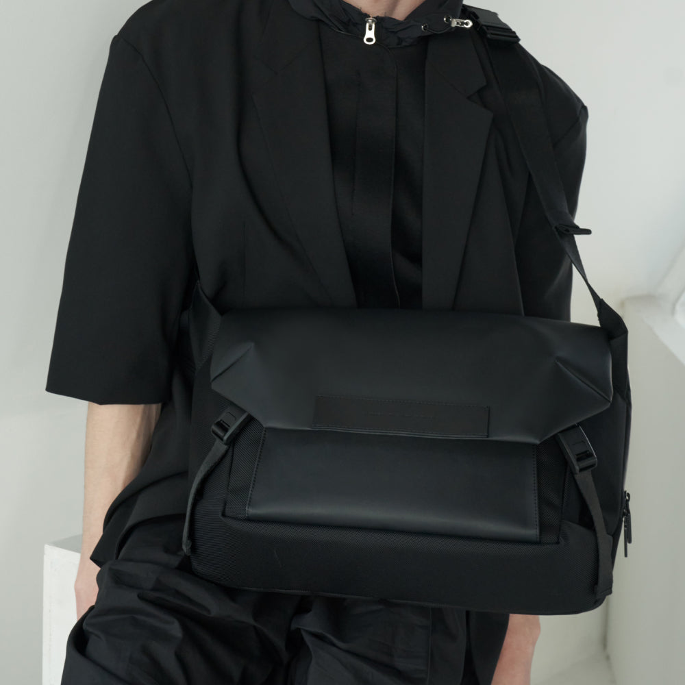 MATHEMATIK ■ Hawk C30 Messenger Bag Hawk C30 Messenger Bag – MATHEMATIK